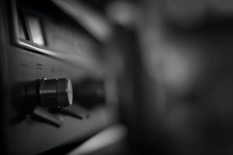 Detail zvukové techniky — fotografie z původní prezentace